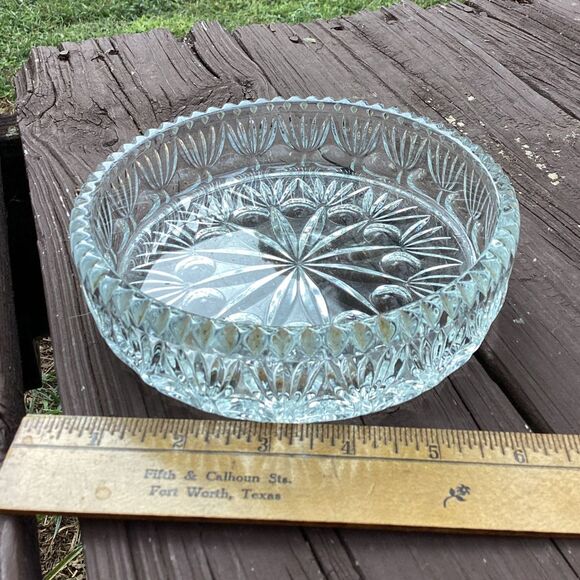 Vintage Heavy Pressed Glass Starburst Bowl 6.5"‎ Scalloped Rim, 1lb 12oz - Picture 4 of 4